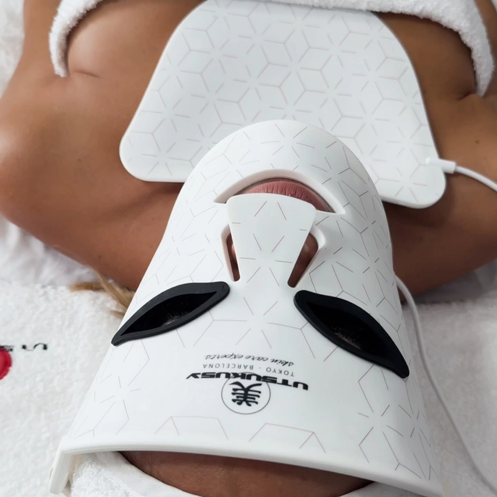 Clienta con la máscara LED Luxon Skin en cabina